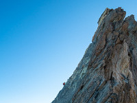 Der Arbengrat bietet rassige und luftige Kletterei im 3. Schwierigkeitsgrad. Vor dem Grossen Gendarm queren wir in die Nordflanke und steigen wieder zum Grat hoch. : Obergabelhorn, Zinalrothorn