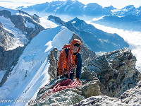 Geschafft! Glücklich stehen wir um 8.00 Uhr auf dem Gipfel des Ober Gabelhorn auf 4063 m. Nach einer kurzen Pause richtet Urs die erste Abseilstelle ein. : Obergabelhorn, Zinalrothorn