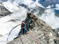 Von der Wellenkuppe kann wiederum 3x abgeseilt werden. Durch Geröll suchen wir uns den Weg zum Sattel und zum Triftgletscher. : Obergabelhorn, Zinalrothorn