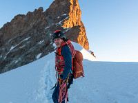 Anderntags steht das Zinalrothorn (4221 m) auf dem Programm. Über Gletscher, Felsstufen und Geröll stehen wir nun vor dem Gipfelaufbau. Die Route führt durch ein Couloir zum Sattel der "Gabel". : Obergabelhorn, Zinalrothorn