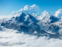 Im Südosten wachen die Dufourspitze (4634 m), Signalkuppe (4554 m) und Liskamm (4532 m). : Obergabelhorn, Zinalrothorn