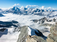 Im Tal haben sich Wolken gebildet, welche sich aber bald auflösen werden. : Obergabelhorn, Zinalrothorn