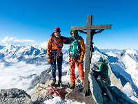 Um halb 9 stehen wir glücklich auf dem Zinalrothorn (4221 m). Vielen Dank Urs, für die umsichtige und wiederum sehr angenehme Führung! : Obergabelhorn, Zinalrothorn