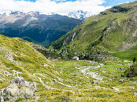 Nach einer ausgiebigen Pause bei der Rothornhütte nehem wir den langen Abstieg via Trift (im Bild) nach Zermatt und die Heimreise unter die Füsse. : Obergabelhorn, Zinalrothorn