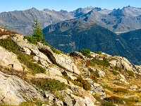 Blick über die Leventina zum Ritomsee (rechts). : Passo Sassello, Passo dei Sassi
