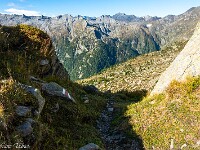 Blick zu den (Stau-) Seen im hintersten Val Sambuco. Nochmals das Historische Lexikon der Schweiz HLS: "Vor der Schlacht bei Giornico 1478 war die Region strategisch bedeutend, da sie die Grenze zwischen der Einflusssphäre des Herzogtums Mailand (Maggiatal) und den Untertanengebieten der eidg. Orte (Leventina) bildete." : Passo Sassello, Passo dei Sassi