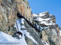 Eisenleitern helfen, den Pas de Chèvres (2855 m) zu überwinden. : Schneeschuhtour Pigne d'Arolla