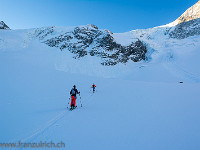 Auch einige Skitourengänger haben dasselbe Ziel vor Augen wie wir. : Schneeschuhtour Pigne d'Arolla