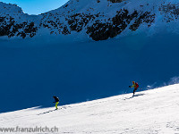 Bereits haben die ersten Skifahrer von der Cabane des Vignettes her den Gipfel der Pigne d'Arolla erreicht und geniessen nun die Abfahrt zur Cabane des Dix. : Schneeschuhtour Pigne d'Arolla