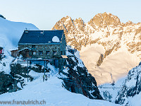 In der Cabane des Vignettes (3160 m) übernachten wir, bevor wir anderntags nach Arolla absteigen und die lange Heimfahrt unter die Räder nehmen. : Schneeschuhtour Pigne d'Arolla