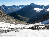 Bereits stehe ich auf dem kleinen Gletscherrest. Der Schnee ist gefroren und ich bin froh um die Steigeisen und den Eispickel. : Etzlihütte Praktikum Hüttenwartskurs