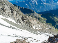 Das Felsbändchen bei der Giuv-Lücke kann dank einem Fixseil einfach überwunden werden. : Etzlihütte Praktikum Hüttenwartskurs