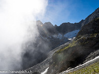 Beim Abstieg umgarnen mich feine Wolkenschwaden... : Etzlihütte Praktikum Hüttenwartskurs