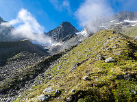 Ein fast schon wehmütiger Blick zurück über die Moräne. Es ist erstaunlich, wie schnell sich gut sichtbare Wegspuren bilden, auch wenn die Wege nicht oft begangen werden. : Etzlihütte Praktikum Hüttenwartskurs