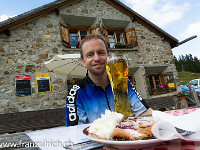 Hier können wir uns nochmals zünftig stärken - mit Preiselbeerkuchen, Rivella und einem Bier. : Piz Sardona