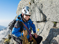 Seil und Helm können nicht schaden, wären aber für die leichte Kletterei nicht unbedingt nötig: Sie ist bestens mit einem durchgehenden Drahtseil ausgerüstet. : Piz Sardona