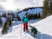 Die Sonne bricht durch die Wolken und wärmt die kalten Knochen. : Rägeflüeli, Schneeschuhtour Regenflüeli