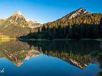 Der Obersee im Oberseetal, oberhalb Näfels, ist ein beliebtes Ausflugsgebiet für Zürcher, Kletterer und Glarner. Im Obersee spiegeln sich der Brünnelistock (2075 m)und der Bärensoolspitz (1831 m). Namen wie Bockmattli oder Brüggler lassen das Herz manchen Kletterers höher schlagen. Aber auch die Wanderung auf den Rautispitz ist ein lohnendes Ziel. : Rautispitz, Wiggis