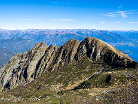 Weiter geht es via  Bocchetta di Valle auf den Südost-Grat des Gridone. Im Bild die Cresta dei Lenzuoli mit dem Pizzo Fedora (1908 m), dem Mottone (1966) und dem Fumadiga (2010 m). : Capanna Al Legn, Gridone