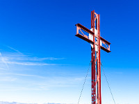 Geschafft - wir sind auf dem Gipfel des Grenzberges Gridone angekommen, mit 2187 m ein stolzer Tessiner Aussichtsgipfel. Er trägt auch den wohlklingenden Namen Monte Limidario oder Ghiridone. : Capanna Al Legn, Gridone