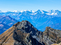 Im Westen zeigen sich die Walliser Eisriesen Alphubel, Täschhorn, Dom ... : Capanna Al Legn, Gridone