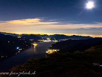 Im Süden steht der zunehmende Mond am Himmel; der Blick schweift bis nach Mailand. : Capanna Al Legn, Gridone