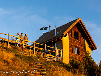 Die ersten Sonnenstrahlen tauchen das Rifugio Al Legn in goldenes Licht. : Capanna Al Legn, Gridone