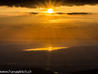 Die Abendsonne steht genau über dem Sempachersee. : Rigi, Sempachersee, Sonnenuntergang, orange