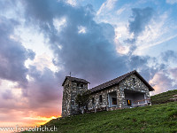 Die Kapelle auf Rigi Kulm bietet einfach ein schönes Fotosujet - besonders, wenn der Himmel so dramatisch ist wie heute Abend. : Kapelle, Rigi, Rigi Kulm