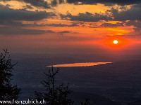 Langsam verabschiedet sich die Sonne als goldener Feuerball und macht der Nacht platz. Und ich mache mich schleunigst auf den Abstieg... : Rigi, Sempachersee, Sonnenuntergang, feurig, rot