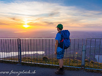 Kurz vor Sonnenuntergang stehen wir oben. : Rigi