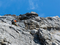 Die Eisenbügel erfordern eine gewisse Körpergrösse, weshalb der Klettersteig erst für Kinder ab ca. 8 Jahren geeignet ist. : Klettersteig Rigidalstock Engelberg 2015 mit Simon