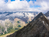Die Aussicht ist wirklich toll! Links die Dammakette, im Vordergrund der Chüeplanggenstock (Winterberg), rechts dahinter in den Wolken der Fleckistock (3416 m). : Rohrspitzli, Salbithütte