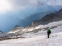 Bei etwa 2900 m seilen wir an und und queren den Rohrfirn. Er ist noch gut eingeschneit und weist keine grösseren Spalten auf. : Rohrspitzli, Salbithütte