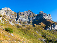 Der Wanderweg ab Brunni führt unter den mächtigen Flanken des Rigidalstock, Spitzmann, Scheyeggstock und des Grossen Sättelistocks durch.