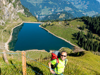 Mit von der Partie ist Andreas, im Hintergrund der Bannalpsee. : Grosser Sättelistock