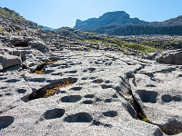 Via Urnerstaffel und die Karrenfelder der Oberfeldcharen steigen wir hoch zum tiefsten Einschnitt am Planggengrat auf etwas 2398 m. : Grosser Sättelistock