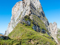 Steil ragt der Ostgrat des Gross Sättelistock in die Höhe. Laut Tourenbeschrieb ist die Schlüsselstelle 4a und es stecken einige wenige Haken. Das Bild lässt erahnen, dass die Tour etwas grasig werden könnte ... : Grosser Sättelistock