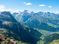 Blick nach Engelberg, Hahnen (2607 m, links) und Titlis (3238 m). : Grosser Sättelistock