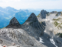 Scheyeggstock (2567 m), Spitzmann (2577 m) und Rigidalstock (2593 m) - diese Gipfel könnten alle überklettert werden, mit Abstieg vom Rigidalstock via Klettersteig zum Brunni und weiter nach Engelberg hinunter. Für heute lassen wir's gut sein. : Grosser Sättelistock