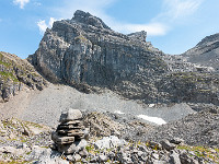Der Abstieg durch die steile Felsflanke ist mit gelben Markierungen versehen. : Grosser Sättelistock