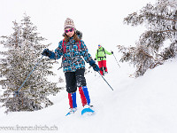 Super Pulverschnee erfreuen das Herz der Jungmannschaft. : Abstieg, Denise, Haglere, Schnee, Schneeschuhtour, Tanne, Wald, Winter, verschneit