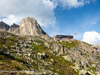 Der Schijenstock (3161 m) oberhalb der Bergseehütte bietet mit dem Südgrat eine lange und alpine Kletterei in schönstem Urner Granit. Die Schwierigkeiten sind moderat, aber die Überschreitung der insgesamt 9 (!) Türme mit mehrmaligem Abseilen zwischendurch erfordert zügiges Klettern und eine eingespielte Seilhandhabung. Im Bild die Bergseehütte SAC mit dem Bergseeschijen, der vielleicht bekannteste Kletterberg im Gebiet. : Schijenstock