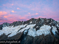 Tolle Morgenstimmung über der Dammakette, mit dem Dammastock (3630 m) als höchstem Gipfel. : Schijenstock