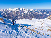 Beim Punkt 2064 zwischen Färistock und Siwellen entscheiden wir uns für den linken Anstieg, der den Siwellen östlich umkreist. : Schneeschuhtour Schilt