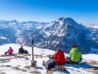 Auf dem Gipfel des Schilt sind wir nicht alleine, aber die einzigen Schneeschuhläufer. Aber das sind wir uns gewohnt ... : Schneeschuhtour Schilt