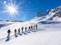 Beim Pass (1997 m, zwischen Färistock und Siwellen) nehmen wir die östliche Route und umrunden die Siwellen. : OGH, Schilt, Schneeschuhtour, Winter