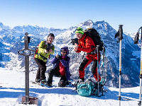 Geschafft! Das Gipfelkreuz des Schilt muss spannend sein. : OGH, Schilt, Schneeschuhtour, Winter