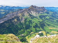 Im Südwesten grüsst uns der Hohgant, tief unten liegt das Kemmeriboden Bad - berühmt für seine spektakulären Merengues! : Entlebuch, Schrattenfluh