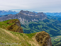 Westseitig fällt der Grat senkrecht in die Tiefe (im Hintergrund nochmals der Hohgant). : Entlebuch, Schrattenfluh